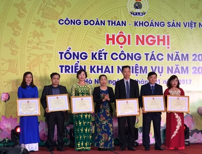 Các tập thể, cá nhân được tặng bằng khen của Tổng LĐLĐ Việt Nam.