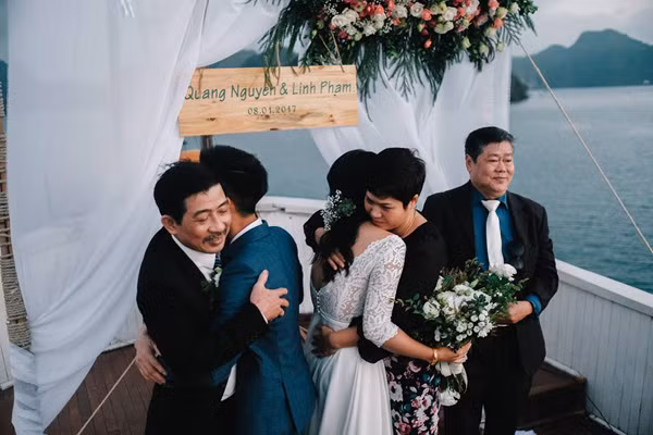 Những cái ôm thật chặt đầy tình cảm xúc động mà bố mẹ dành cho cô dâu, chú rể.