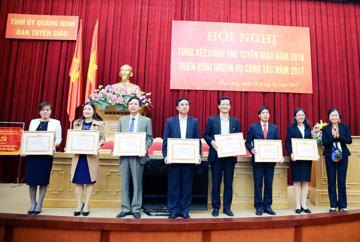 Đồng chí Nguyễn Chiến Thắng, Trưởng Ban Tuyên giáo Thành uỷ Uông Bí (thứ 3, trái sang) thay mặt tập thể nhận Bằng khen của BCH Đảng bộ tỉnh tặng đơn vị có thành tích xuất sắc trong công tác tuyên giáo năm 2016. Ảnh: Lan Hương