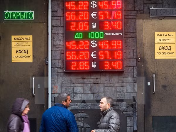 Bảng quy đổi tỷ giá ngoại tệ với đồng ruble tại trung tâm thủ đô Moskva. (Nguồn: AFP/TTXVN)