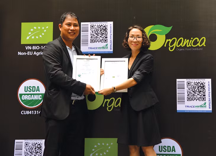 Phạm Phương Thảo đón chứng nhận hữu cơ của Bộ Nông nghiệp Mỹ (USDA) và Liên minh châu Âu (EU) cho trang trại rau nhiệt đới Organica.