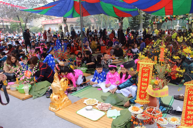 Các em học sinh hào hứng với hội thi.
