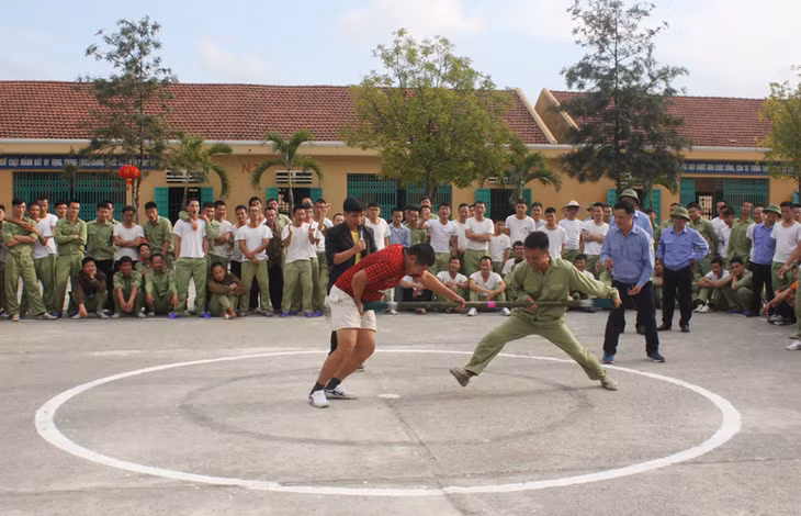 và đẩy gậy...