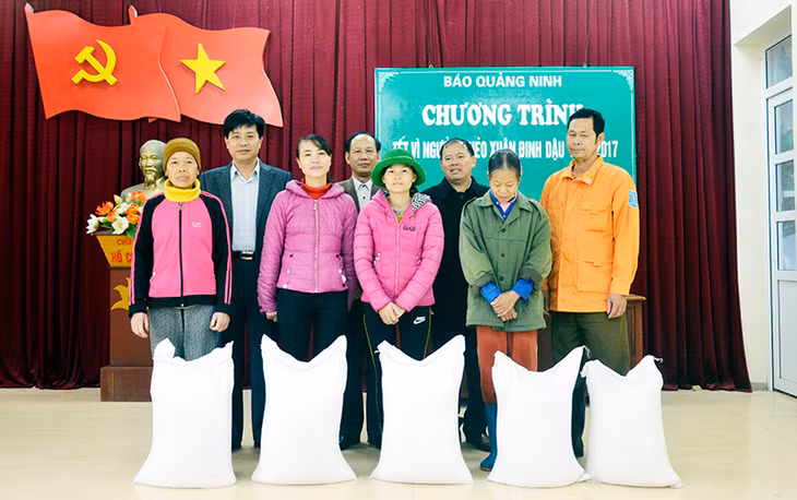 Đại diện Quỹ Xã hội - từ thiện Báo Quảng Ninh trao tặng quà Tết cho các hộ có hoàn cảnh khó khăn ở xã Thống Nhất, huyện Hoành Bồ.