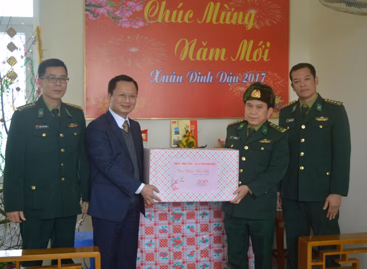 Đồng chí Cao Tường Huy, Uỷ viên BTV Tỉnh uỷ, Trưởng Ban Tuyên giáo Tỉnh uỷ, tặng quà và chúc Tết các chiến sĩ Đồn Biên phòng Cô Tô.