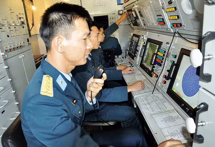 Đại uý Nguyễn Tiến Công, Tiểu đoàn trưởng Tiểu đoàn 181 (Trung đoàn 213 - Sư đoàn 363) (đầu tiên) chỉ huy huấn luyện kíp thực hành điều khiển tên lửa.