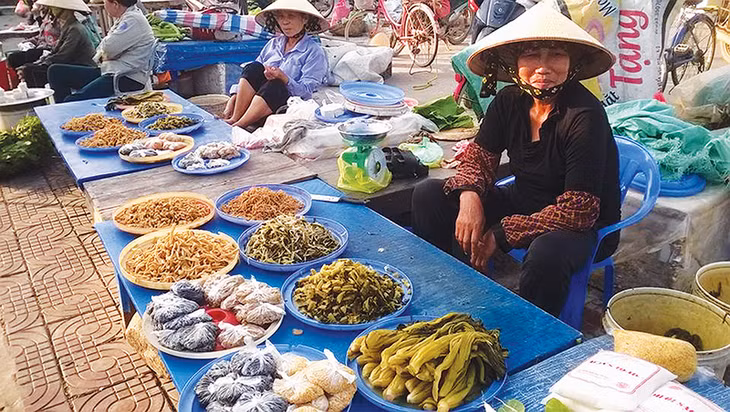 Những thực phẩm để chế biến món ăn đậm chất miền Đông được bày bán ở chợ Hải Hà.