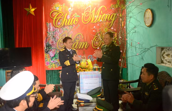 Để mang trao tận tay các đơn vị lực lượng vũ trang đang đóng quân trên các đảo tiền tiêu vùng Đông Bắc như: CBCS Đồn Biên phòng đảo Trần...