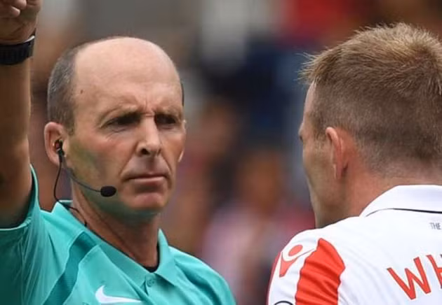  Mike Dean phải xuống bắt ở Championship.
