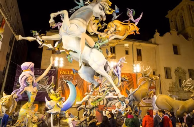 Lễ hội Las Fallas ở Valencia, Tây Ban Nha chính thức bắt đầu vào ngày 1/3 hàng năm bằng màn bắn pháo hoa lúc 14h và kéo dài liên tục đến hết ngày 19. Trong dịp này, du khách có thể hoà mình vào không khí vui chơi rộn ràng với nhiều hoạt động sôi động, chiêm ngưỡng những con rối khổng lồ làm từ giấy, gỗ và sáp. Mỗi một tác phẩm có giá hàng chục ngàn USD, nội dung châm biếm và những phong tục lỗi thời trong xã hội. Ảnh: World travel.