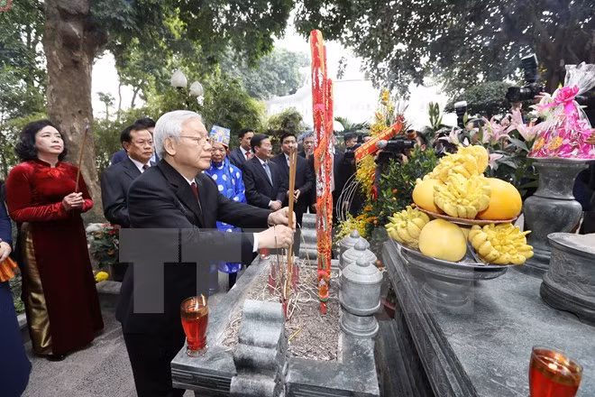 Tổng Bí thư Nguyễn Phú Trọng đến dâng hương tại Tượng đài Vua Lê Thái Tổ. (Ảnh: Trí Dũng/TTXVN)