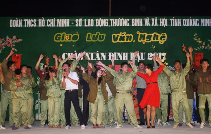Tiết mục văn nghệ giao lưu giữa ĐVTN Tỉnh Đoàn và cán bộ, học viên Trung tâm.