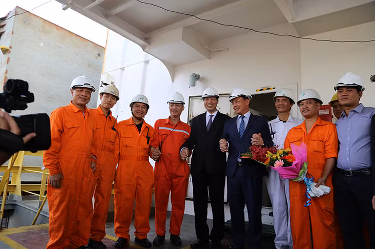 Chủ tịch UBND tỉnh Nguyễn Đức Long và Tổng Giám đốc Tập đoàn TKV Đặng Thanh Hải cùng chung niềm vui đón chào Xuân mới 2017 với thuyền trưởng và các thủy thủy tàu Pacific 01.