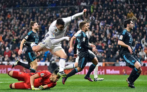 Kovacic (áo trắng) có một trận đấu xuất sắc trong vai trò tiền vệ trung tâm thay Modric.