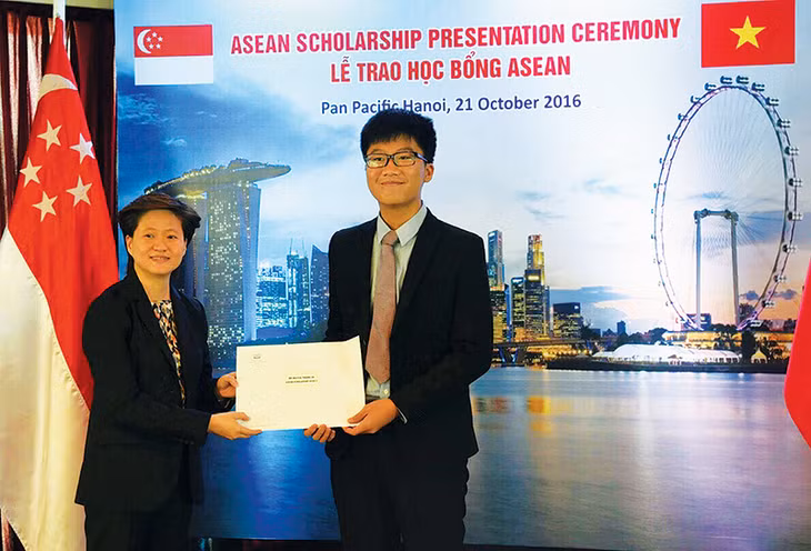 Bà Catherine Wong, Đại sứ nước Cộng hoà Singapore tại Việt Nam, trao Học bổng ASEAN cho Nguyễn Trường An. (Ảnh do gia đình nhân vật cung cấp)