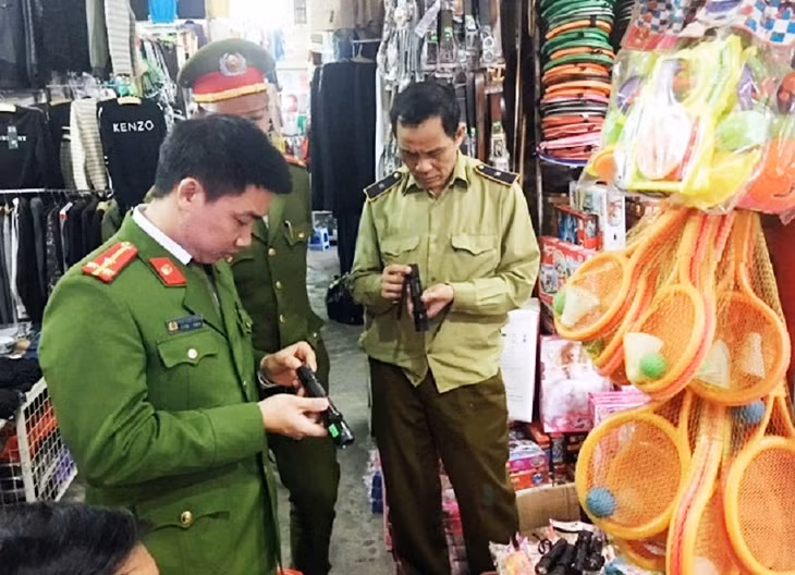 Đội QLTT số 7 phối hợp cùng Công an TX Đông Triều kiểm tra hàng hoá tại chợ Mạo Khê, TX Đông Triều.