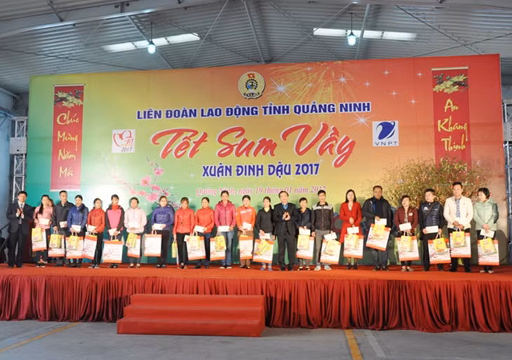 700 suất quà Tết được các đồng chí lãnh đạo trao tận tay các CNLĐ có hoàn cảnh khó khăn.