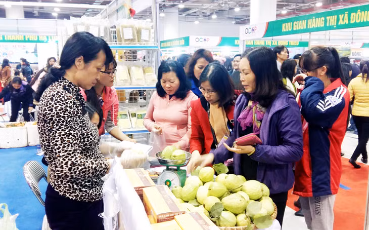Đông đảo người dân mua sắm các mặt hàng thực phẩm tại Hội chợ OCOP Quảng Ninh 2017. 