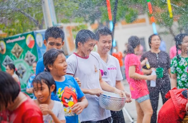 Lễ hội té nước Songkran diễn ra vào tháng 4 hàng năm, kéo dài 3 ngày và thu hút một lượng lớn du khách đến với đất nước Chùa Vàng. Người Thái Lan tổ chức lễ hội Songkran để đón chào năm mới. Theo truyền thống, đây là dịp để gột rửa những điều không may của năm cũ, đón chờ một năm mới bình an và bày tỏ lòng tôn kính với gia đình, người lớn tuổi, thắt chặt mối quan hệ cùng làng xóm. Ảnh: Shutterstock.