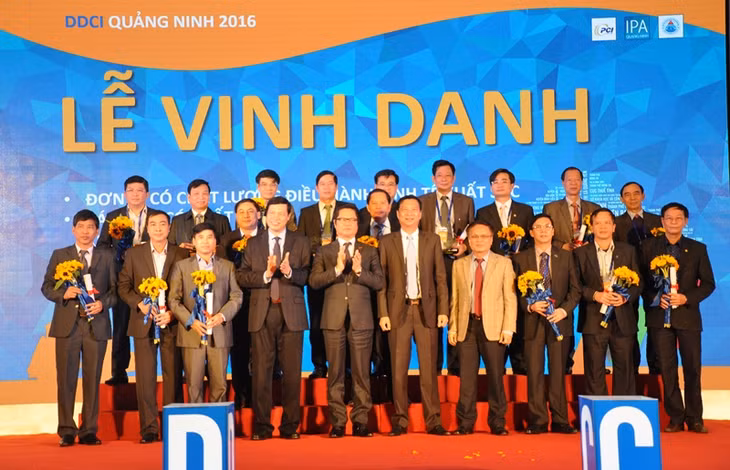 Lãnh đạo tỉnh trao kỷ niệm chương cho các sở, ban, ngành, địa phương và cá nhân lãnh đạo các đơn vị có chất lượng điều hành xuất sắc trong DDCI 2016.