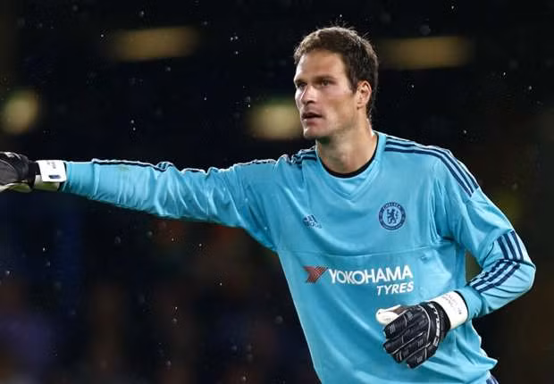  Begovic là mục tiêu theo đuổi của Bounemouth. Ảnh: Goal.