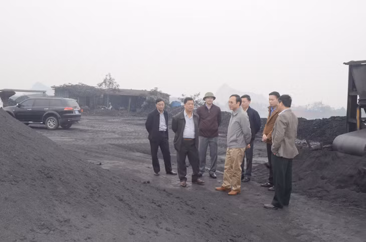 Đồng chí Đặng Huy Hậu, Phó Chủ tịch Thường trực UBND tỉnh kiểm tra tại khu vực cảng Bến Đụn của Công ty TNHH Văn Huy