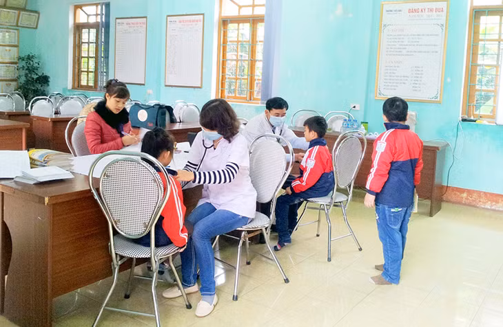 Trường Tiểu học Mạo Khê A (TX Đông Triều) phối hợp với Trạm Y tế phường Mạo Khê tổ chức khám sức khoẻ định kỳ cho học sinh nhà trường. (Ảnh do Phòng GD-ĐT TX Đông Triều cung cấp)