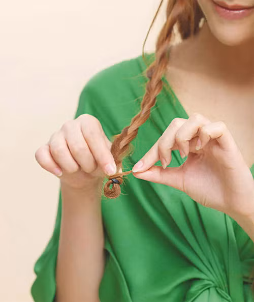 Cuộn thật nhỏ và gọn phần đuôi tóc này để che đi phần dây buộc.