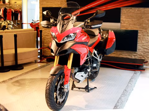 Multistrada 1200S Touring phù hợp với người có vóc dáng cao lớn. Tuy nhiên, với yên xe chọn thêm (low seat), chiều cao từ mặt đất đến yên xe còn 820mm so với chiều cao 850mm tiêu chuẩn.