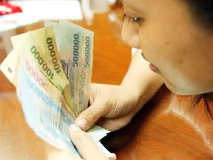 Năm 2012, công chức sẽ được nâng lương. 