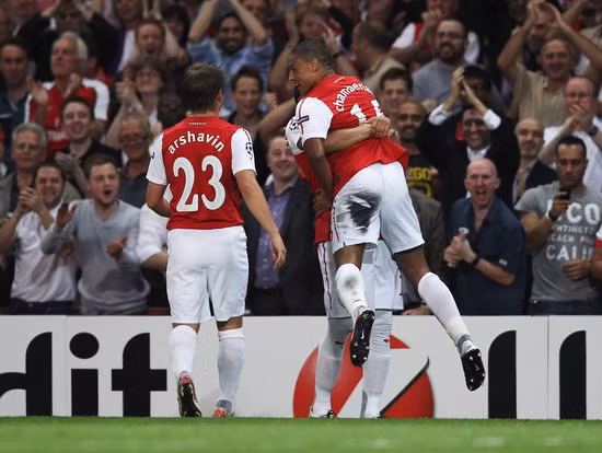 Arsenal may mắn giành 3 điểm trước Olympiakos. Ảnh Getty