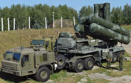 Hệ thống tên lửa tối tân S-400 của Nga.