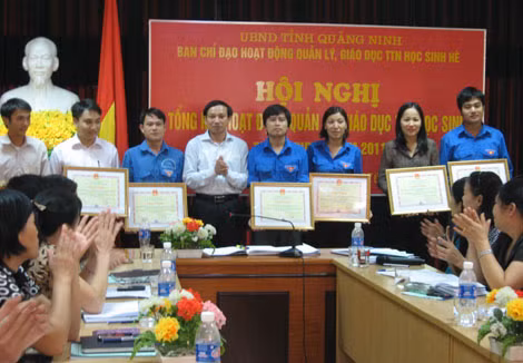 Đồng chí Nguyễn Xuân Ký, Bí thư Tỉnh Đoàn trao bằng khen của UBND tỉnh cho các tập thể, cá nhân có thành tích xuất sắc trong hoạt động quản lý, giáo dục TTN, HS hè 2011.