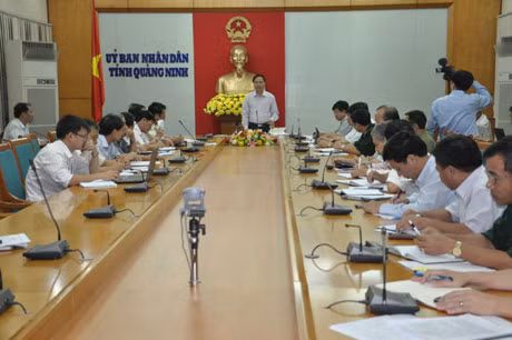 Phó Chủ tịch UBND tỉnh Đặng Huy Hậu phát biểu chỉ đạo các ngành, địa phương trong công tác phòng chống cơn bão số 5