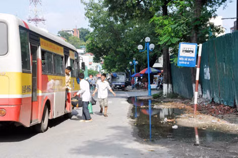 điểm đón xe buýt cạnh trung tâm thương mại Hòn Gai bị nước bẩn vây quanh, hành khách không thể đứng đón xe đúng điểm
