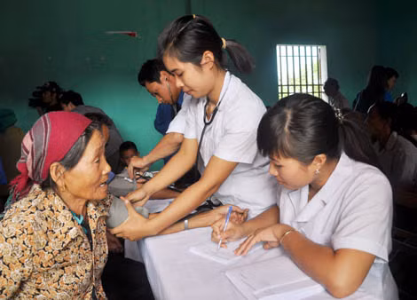 Đoàn viên thanh niên khám bệnh cho bà con 
