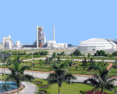 Các công ty hoạt động trong lĩnh vực công nghiệp trên địa bàn TX Cẩm Phả đã và đang đầu tư hệ thống thiết bị nhằm giảm thiểu ô nhiễm môi trường. (Trong ảnh: “Công viên xanh” trong Nhà máy Xi măng Cẩm Phả).