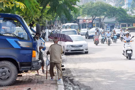 Người đi bộ chỉ còn lối đi nhỏ hẹp như thế này