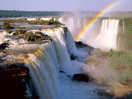 Thác nước Iguaza: nằm ở biên giới hai nước Argentina và Brazil, là kết quả của một trận phun trào núi lửa để lại vết nứt trên vỏ trái đất. Vào mùa mưa tháng 11 đến tháng 3, mức độ nước chảy đạt đến 450.000 m³/s