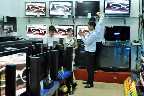 Mua các sản phẩm có giá trị cao việc thanh toán thông qua thẻ sẽ đảm bảo an toàn và tiết kiệm thời gian hơn. Trong ảnh: Khách tìm hiểu sản phẩm điện tử tại cửa hàng Dũng Vân (TP Hạ Long).