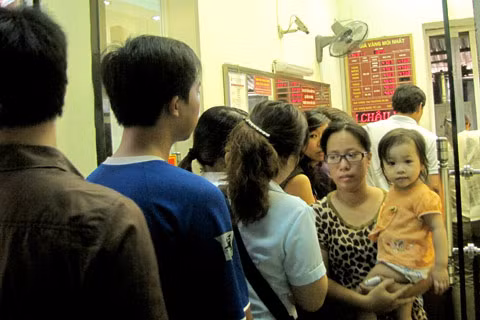 Người dân vẫn chen lấn xếp hàng mua vàng khi thấy giá xuống vùng 47 triệu đồng mỗi lượng (ảnh chụp hôm 16/9 tại một tiệm vàng trên phố Trần Nhân Tông- Hà Nội). Ảnh: Tuệ Minh.