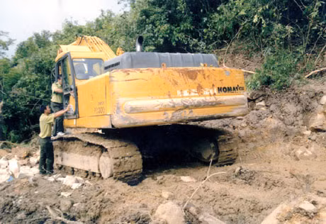 Lực lượng chức năng kiểm tra, tạm giữ máy xúc Komasu-300 mà đối tượng vi phạm dùng để san ủi đường vận chuyển than trái phép tại tiểu khu 91, thuộc xã Quảng La (Hoành Bồ).