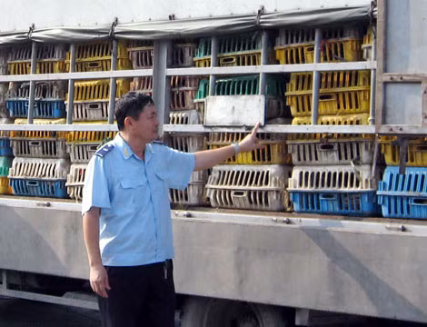 Kiểm đếm tang vật thu giữ.
