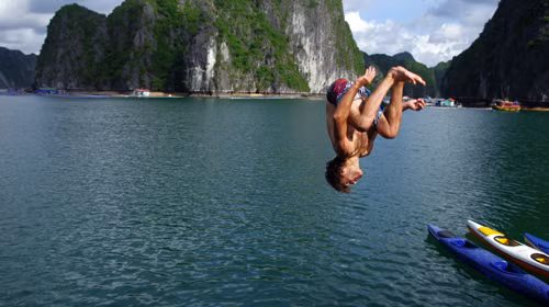 Một cú santo đẹp mắt trên vịnh Hạ Long