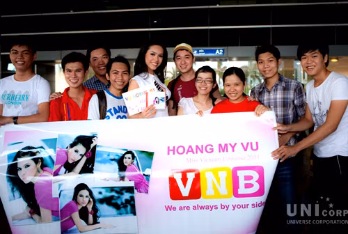 Á hậu Việt Nam chụp ảnh kỷ niệm tại sân bay cùng người hâm mộ.