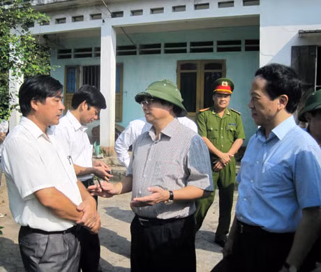 Đồng chí Bí thư Tỉnh ủy làm giao nhiệm vụ cho lãnh đạo xã Đoàn Kết trong công tác dân vận.