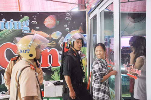 Chiều ngày 26-9, phát hiện một đội tượng đi xe máy không đội mũ bảo hiểm, lực lượng CSGT, CSCĐ đuổi theo đối tượng đã bỏ chạy vào trong nhà