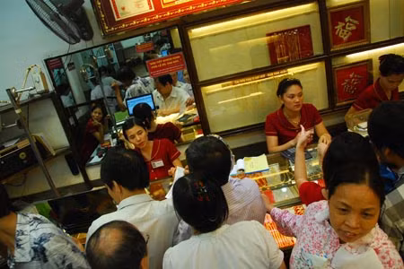 Cảnh chen nhau mua vàng lại tái diễn trong ngày hôm qua, khiến giá trong nước tăng nhẹ. Ảnh: Công Tâm