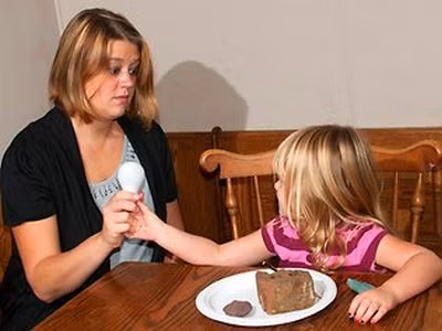 Mẹ cô bé đang rất lo lắng cho tình hình sức khỏe của con mình
