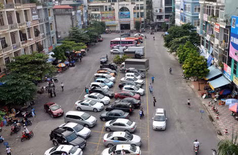 UBND phường Trần Hưng Đạo tận dụng vỉa hè rộng làm bãi đỗ xe ô tô